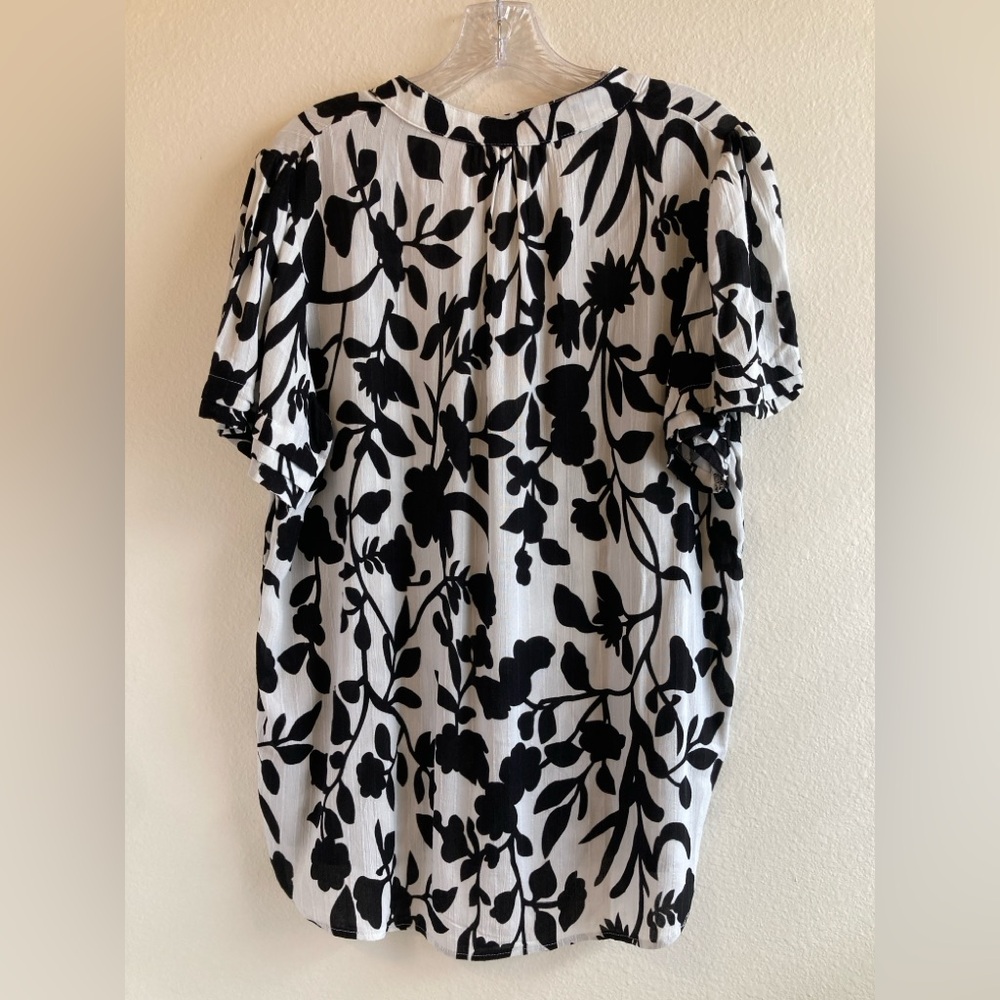 NWT Well Worn Black and White Floral Blouse Size S - Picture 5 of 5